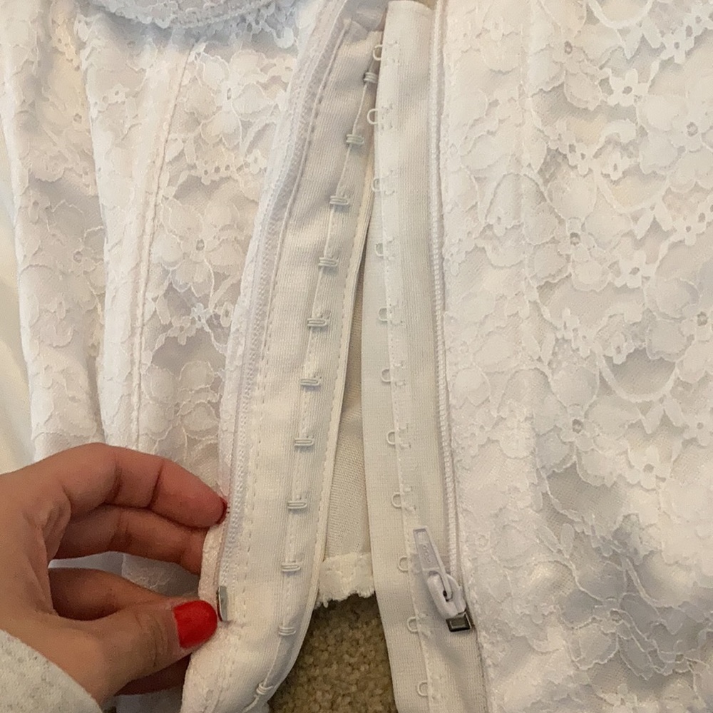White corset - Picture 7 of 7